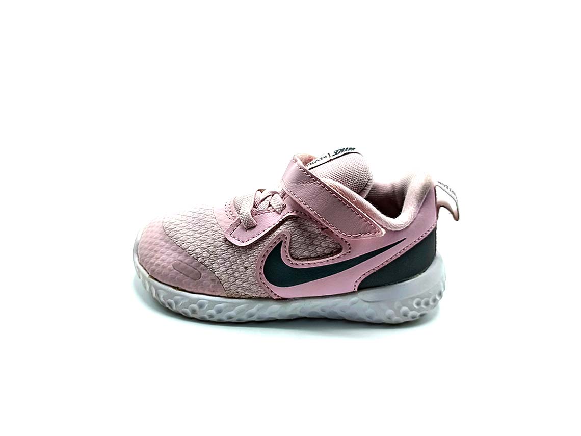 Nike Revolution 5