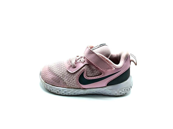 Nike Revolution 5