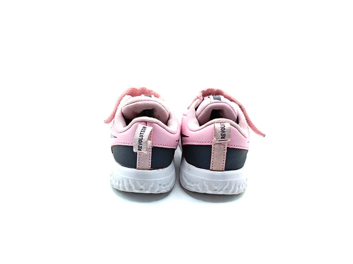 Nike Revolution 5