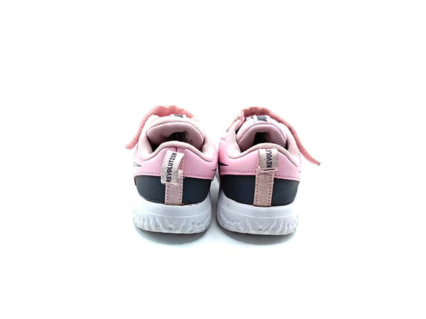 Nike Revolution 5