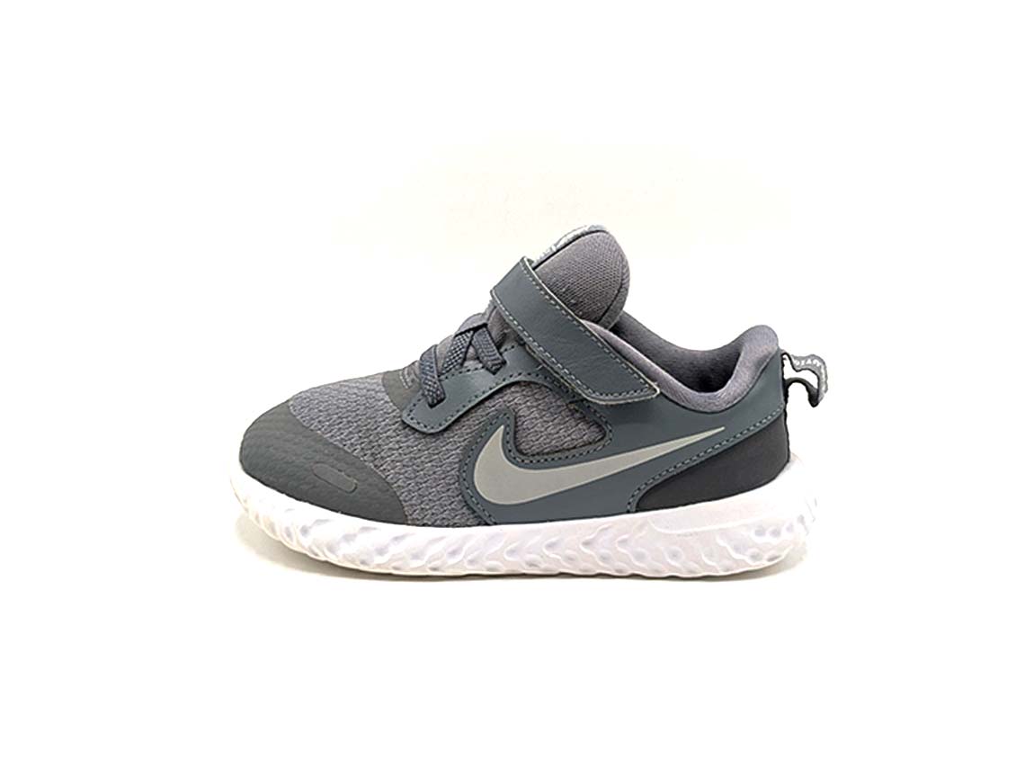 Nike Revolution 5
