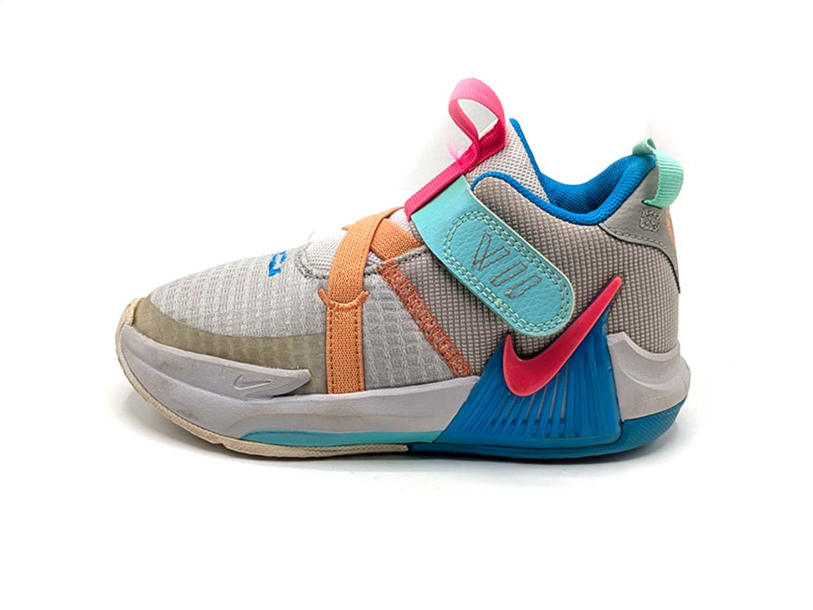 Nike LeBron Witness 7