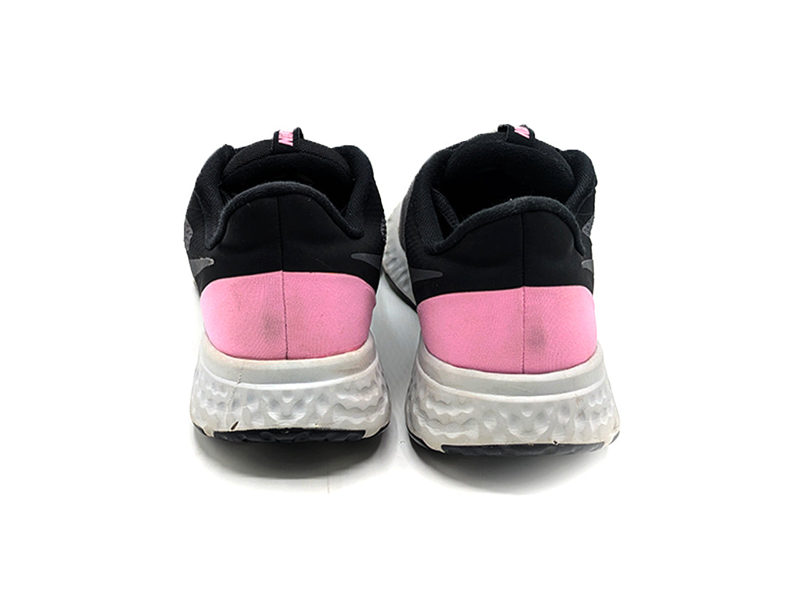 Nike Revolution 5