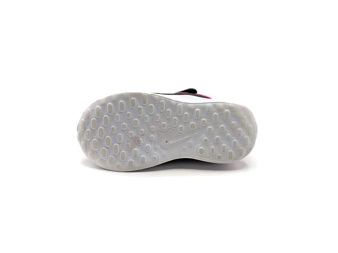 Nike Revolution 7